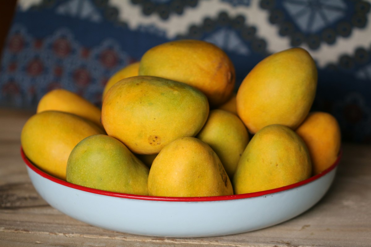 A bowl of fresh ripe mangoes
